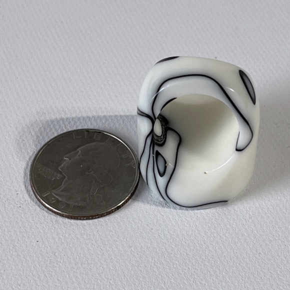 Vintage Lucite Ring Chunky Flat Top Dome White Black Marble Swirl Statement - Picture 12 of 14